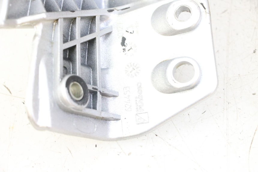 photo de POIGNEE ARRIERE DROITE PIAGGIO MP3 LT 400 (2007 - 2012)