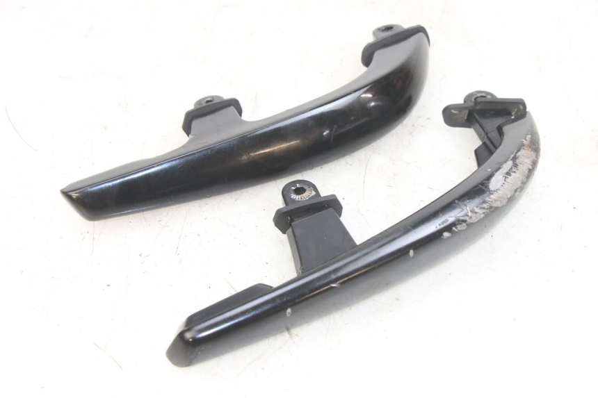 photo de POIGNEE ARRIERE GAUCHE YAMAHA X-MAX XMAX 250 (2006 - 2009)