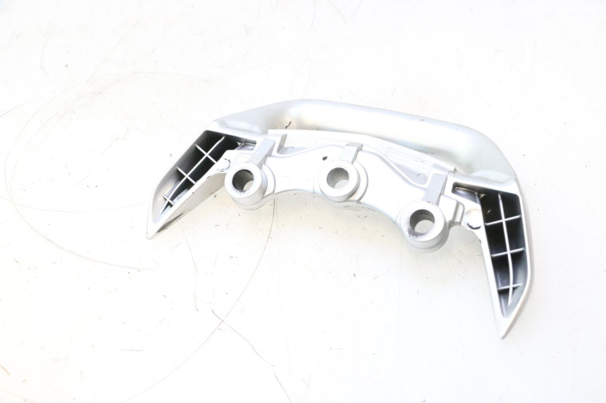 photo de POIGNEE ARRIERE SUZUKI GSR 600 (2005 - 2012) - Autre angle de vue
