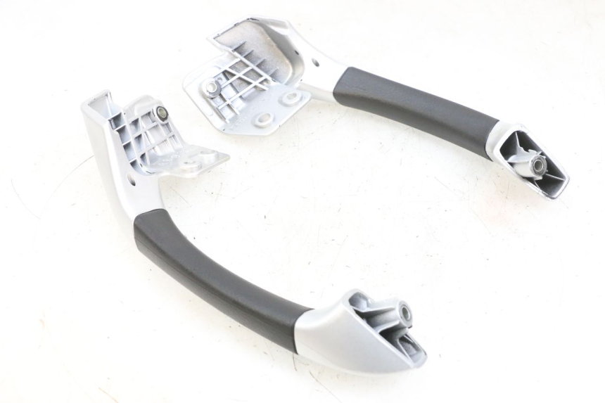 photo de POIGNEE ARRIERE PIAGGIO MP3 RL 250 (2007 - 2010) - Gros plan technique