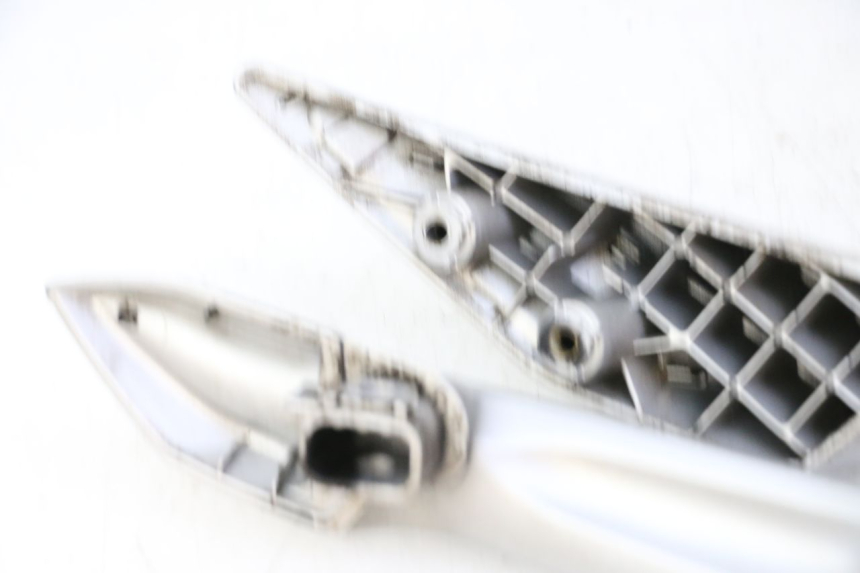 photo de POIGNEE ARRIERE PEUGEOT SATELIS 125 (2006 - 2009)