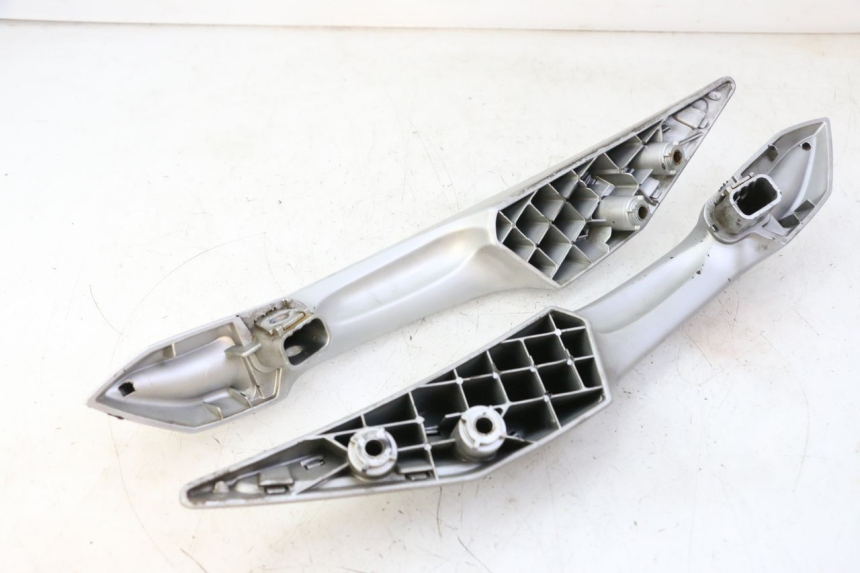 photo de POIGNEE ARRIERE PEUGEOT SATELIS 125 (2006 - 2009)