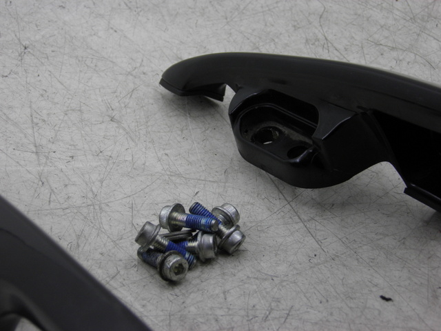 photo de POIGNEE ARRIERE SUZUKI BURGMAN EXECUTIVE 650 (2008 - 2010) - Points de fixation