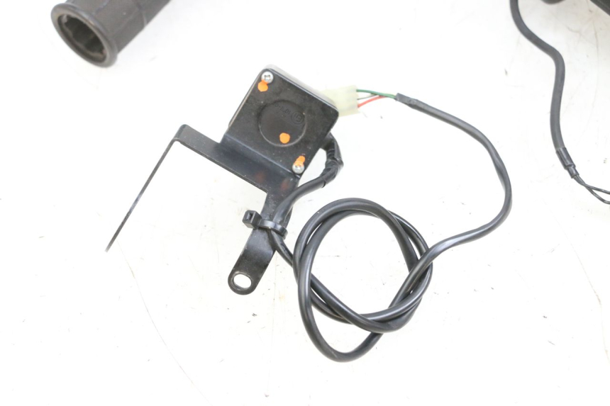 photo de POIGNEE DE GUIDON SUZUKI BURGMAN 650 (2013 - 2020)