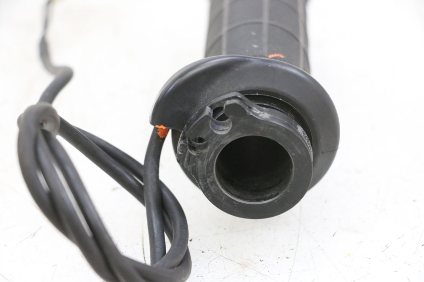 photo de POIGNEE DE GUIDON SUZUKI BURGMAN 650 (2013 - 2020)