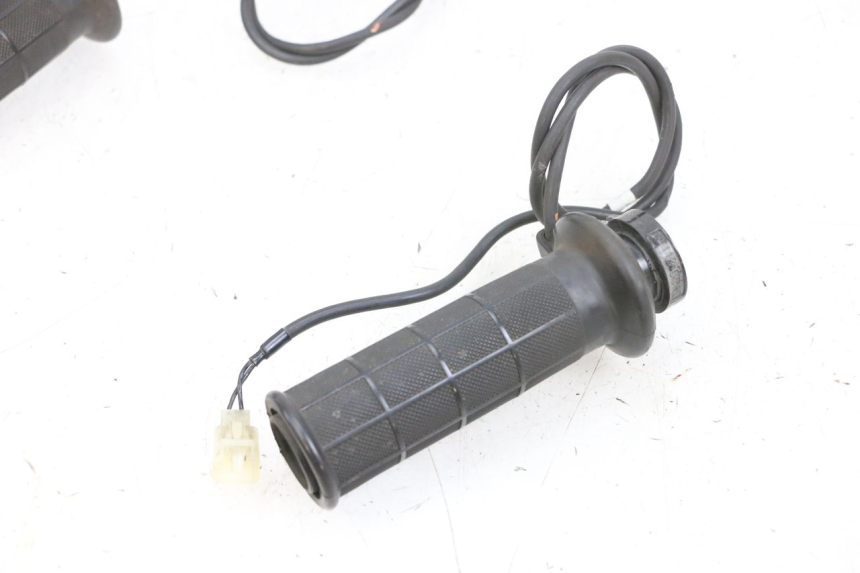 photo de POIGNEE DE GUIDON SUZUKI BURGMAN 650 (2013 - 2020)