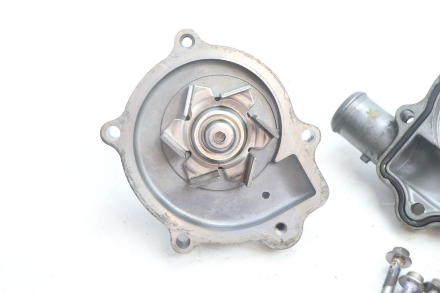 photo de POMPE A EAU YAMAHA FJR 1300 (2001 - 2005) - Points de fixation