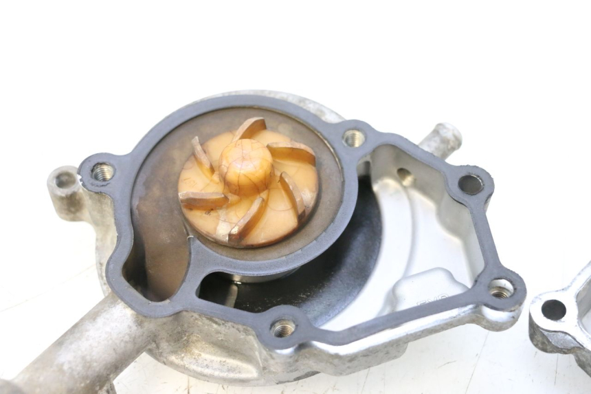photo de POMPE A EAU YAMAHA X-MAX XMAX 125 (2010 - 2013) - Gros plan technique