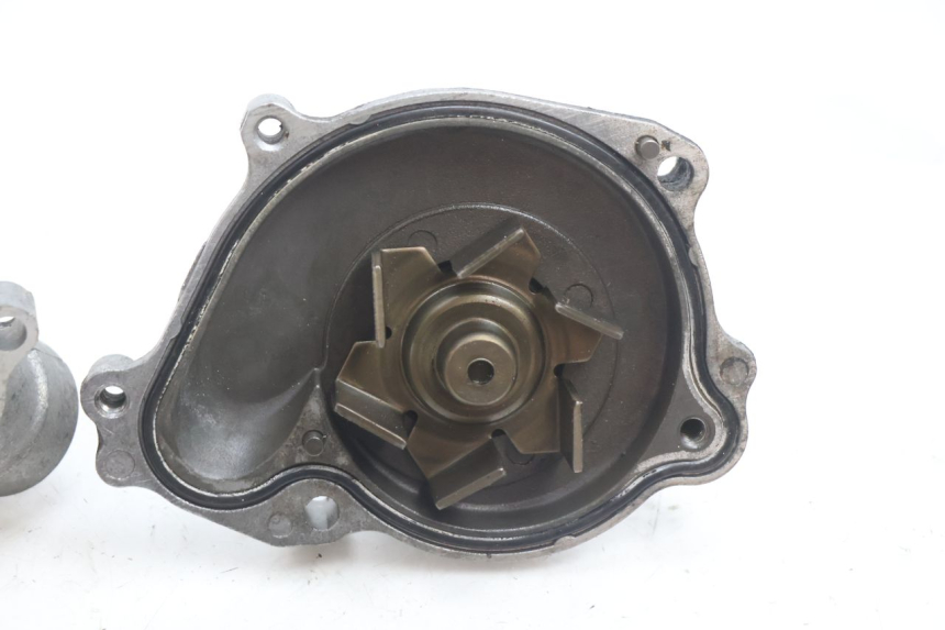 photo de POMPE A EAU YAMAHA YZF R GENESIS 750 (1993 - 1998) - Zoom état d’usage