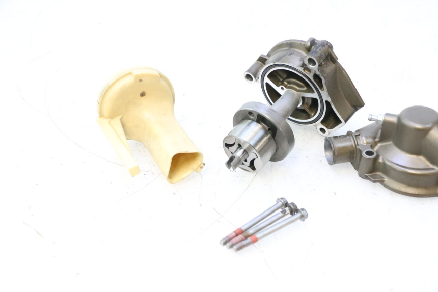 photo de POMPE A EAU KAWASAKI ZX-6R ZX6R 600 (2000 - 2002) - Gros plan technique