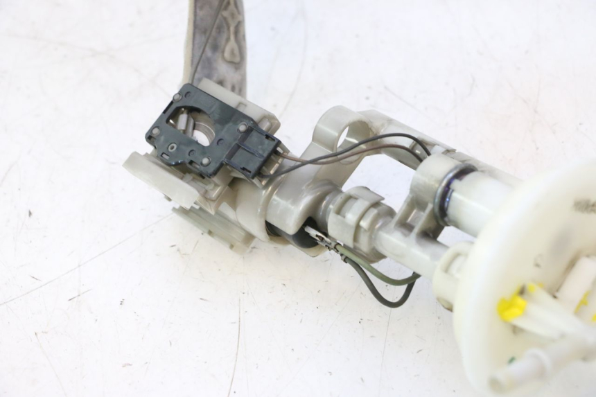 photo de POMPE A ESSENCE SUZUKI BURGMAN 125 (2007 - 2014) - Autre angle de vue