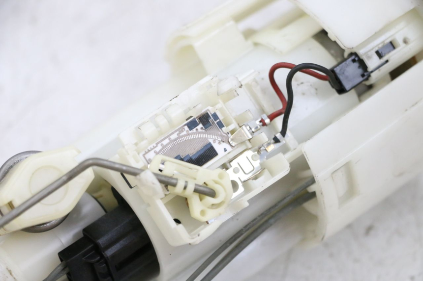 photo de POMPE A ESSENCE YAMAHA FJR ABS 1300 (2006 - 2012) - Autre angle de vue