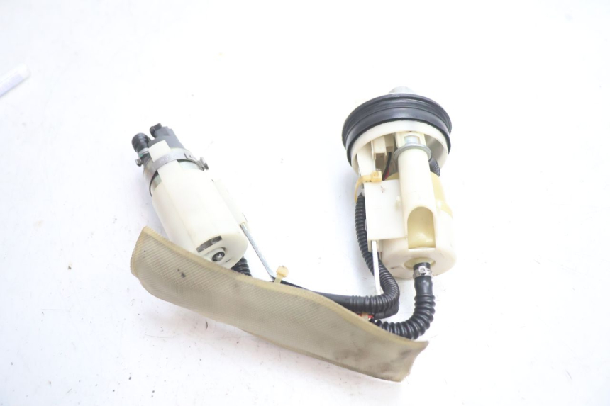 photo de POMPE A ESSENCE GILERA GP 800 (2007 - 2013) - Autre angle de vue