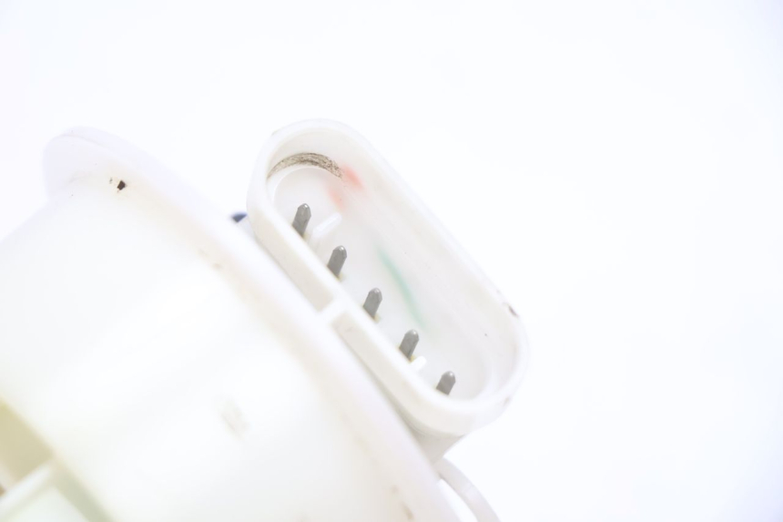 photo de POMPE A ESSENCE PIAGGIO MP3 LT 400 (2007 - 2012) - Autre angle de vue