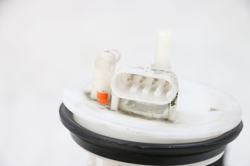 photo de POMPE A ESSENCE PEUGEOT SATELIS 125 (2013 - 2018) - Autre angle de vue