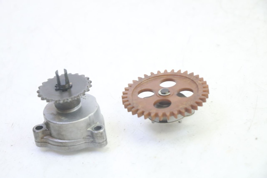 photo de POMPE A HUILE SUZUKI BURGMAN EXECUTIVE ABS 650 (2006 - 2012) - Vue principale