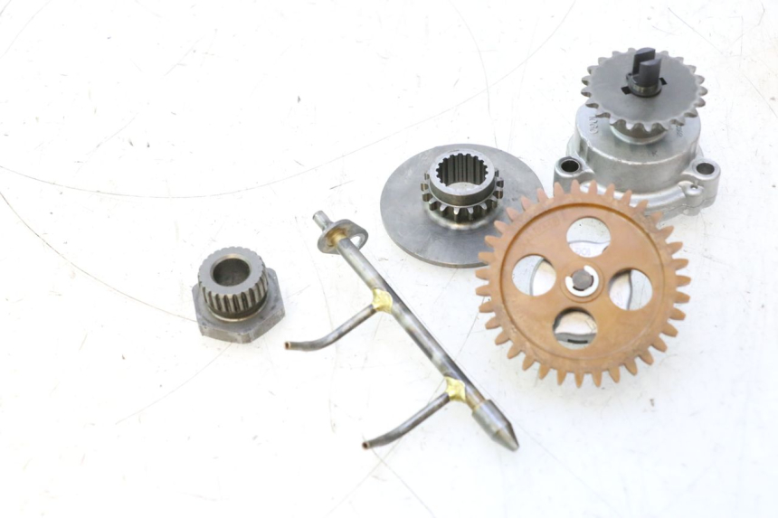 photo de POMPE A HUILE SUZUKI BURGMAN EXECUTIVE ABS 650 (2006 - 2012) - Vue principale