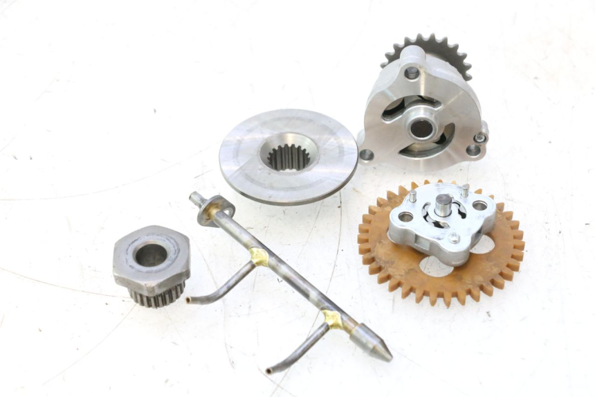 photo de POMPE A HUILE SUZUKI BURGMAN EXECUTIVE ABS 650 (2006 - 2012) - Autre angle de vue