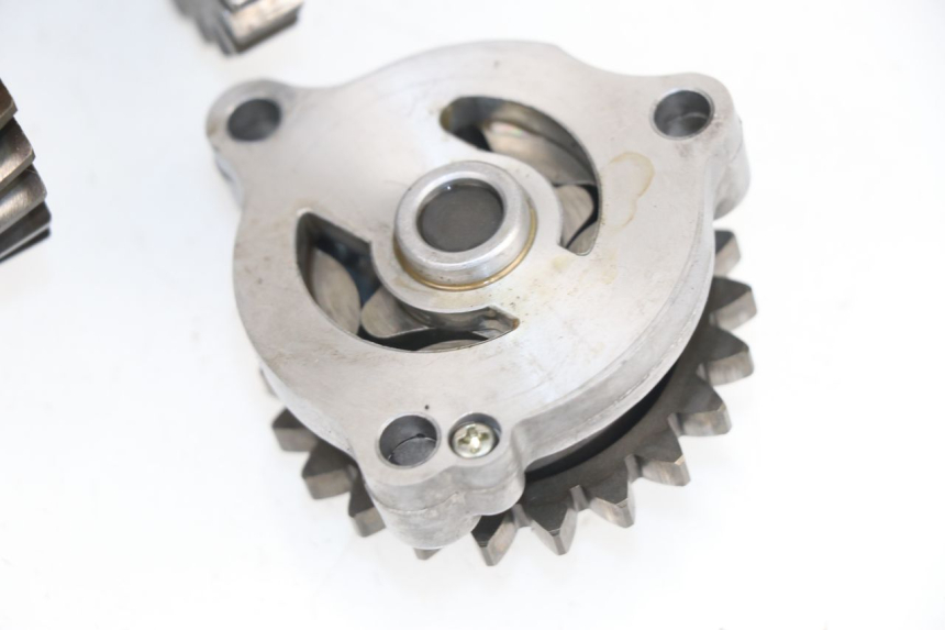 photo de POMPE A HUILE SUZUKI DR DJEBEL 600 (1985 - 1990)