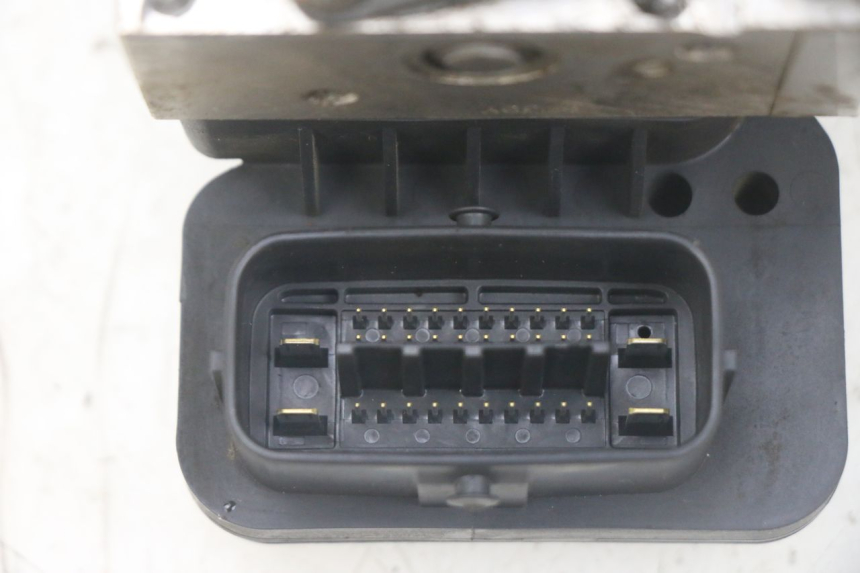 photo de POMPE ABS YAMAHA FJR ABS 1300 (2006 - 2012) - Gros plan technique