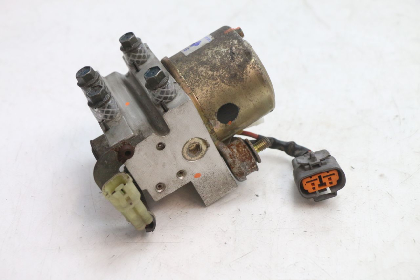 photo de POMPE ABS  YAMAHA FJR 1300 (2001 - 2005) - Gros plan technique