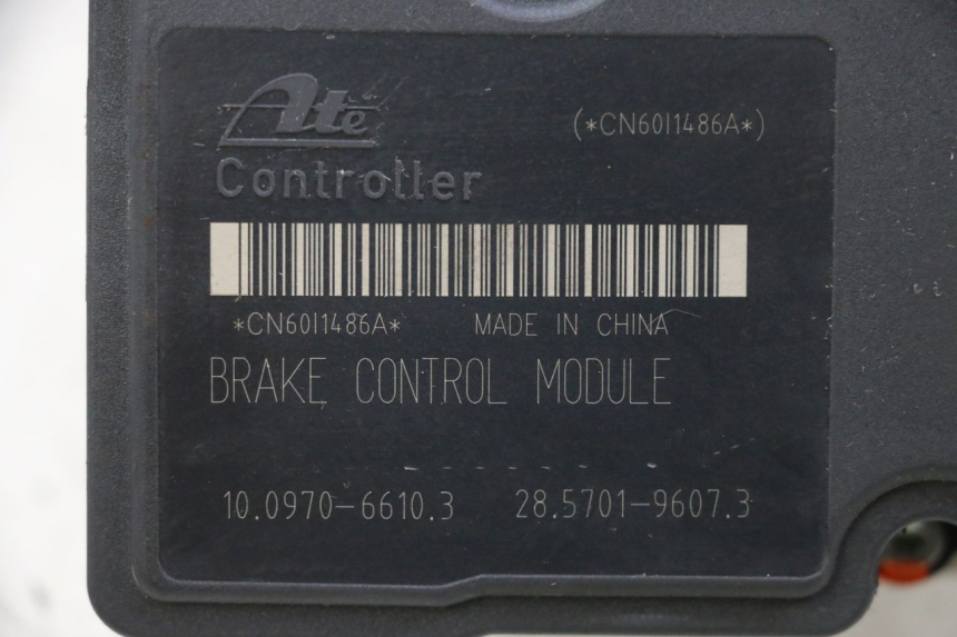 photo de POMPE ABS  PIAGGIO MP3 HPE 300 (2019 - 2026) - Gros plan technique