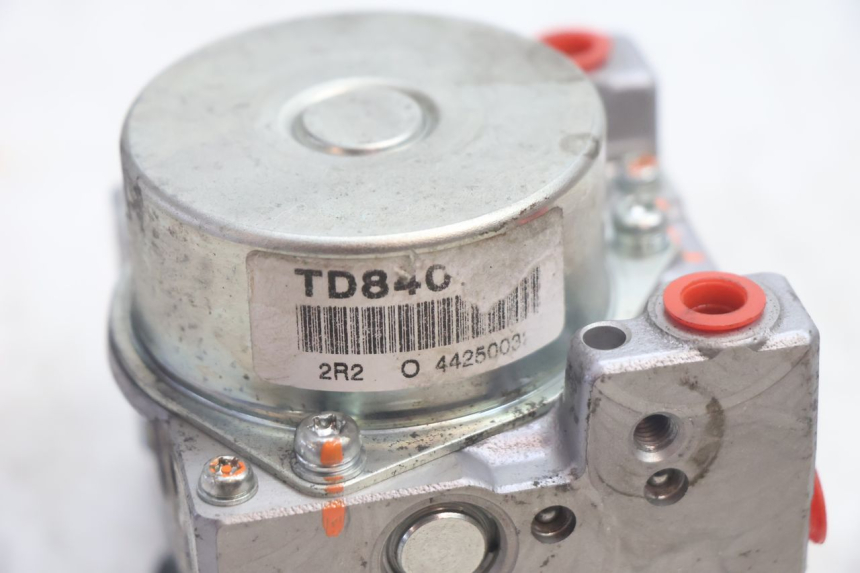 photo de POMPE ABS  PEUGEOT SATELIS 125 (2013 - 2018) - Gros plan technique