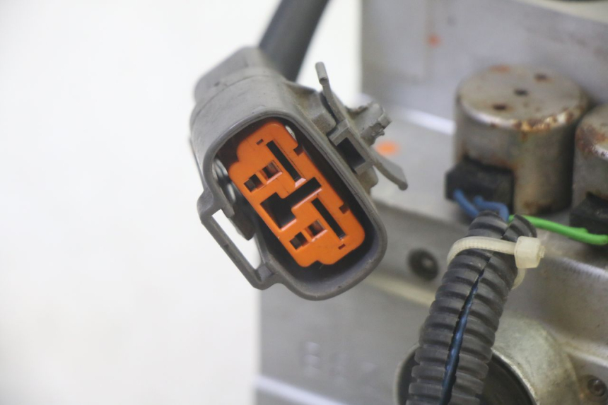 photo de POMPE ABS  YAMAHA TDM ABS 900 (2002 - 2014) - Points de fixation