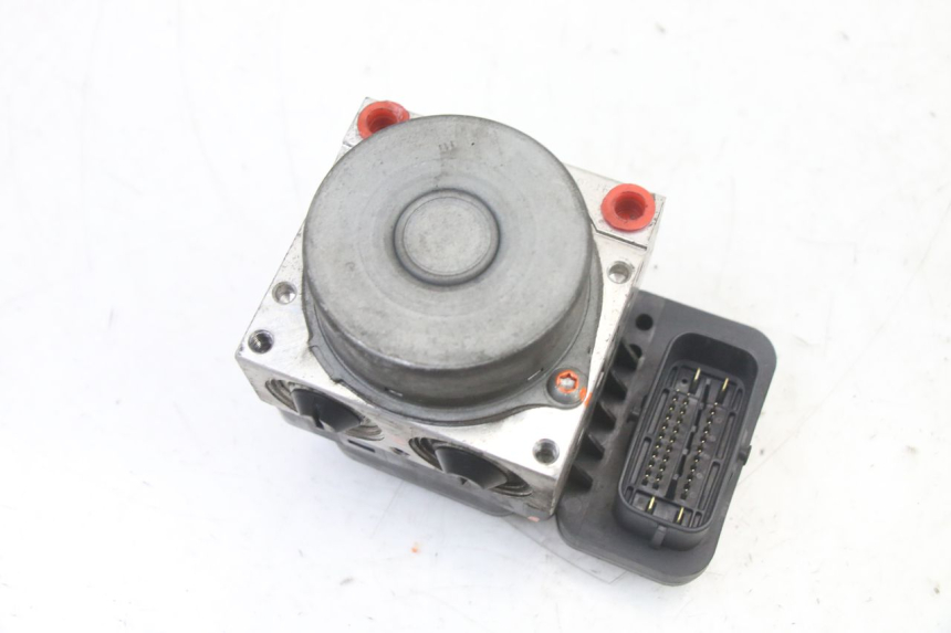 photo de POMPE ABS YAMAHA X-MAX XMAX ABS 250 (2010 - 2012) - Gros plan technique