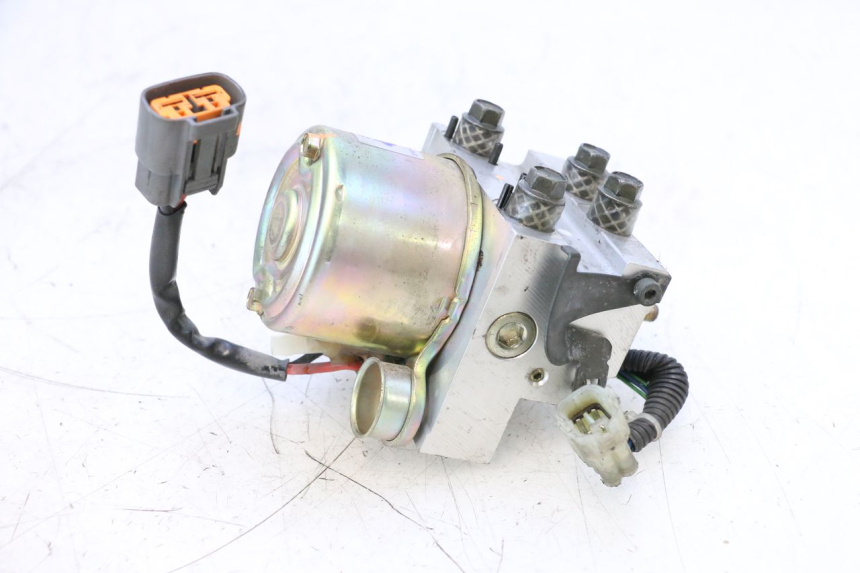 photo de POMPE ABS  YAMAHA XP T-MAX ABS 500 (2005 - 2005) - Gros plan technique
