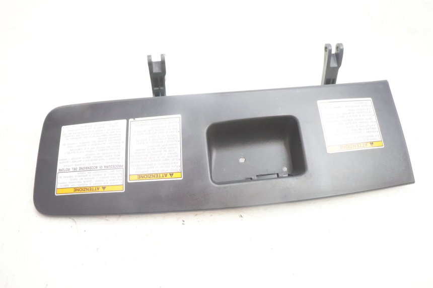 photo de PORTE BOITE A GANTS SUZUKI BURGMAN EXECUTIVE ABS 650 (2006 - 2012) - Zoom état d’usage