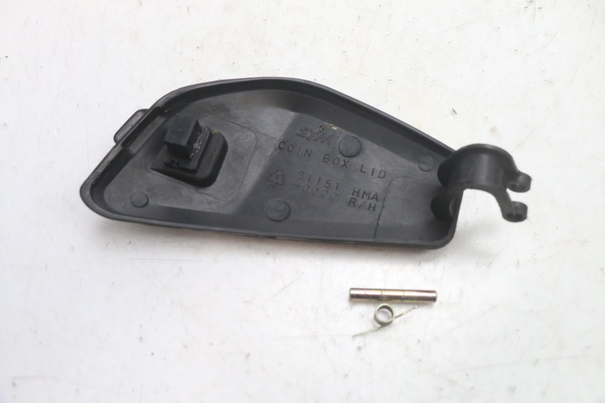 photo de PORTE BOITE A GANTS SYM GTS EVO 125 (2009 - 2013) - Zoom état d’usage