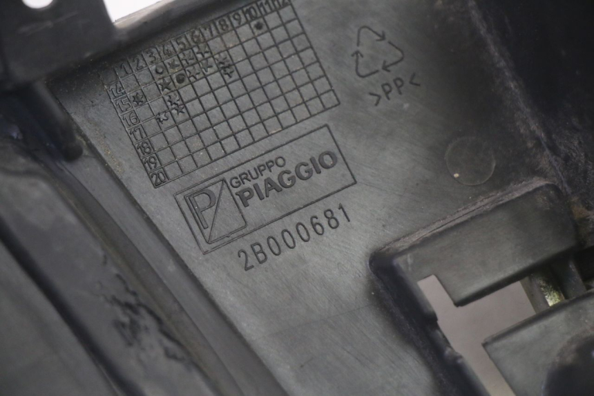 photo de PORTE BOITE A GANTS PIAGGIO MP3 500 (2016 - 2018) - Points de fixation