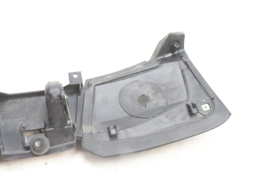 photo de PORTE BOITE A GANTS PIAGGIO MP3 500 (2016 - 2018) - Détails caractéristiques