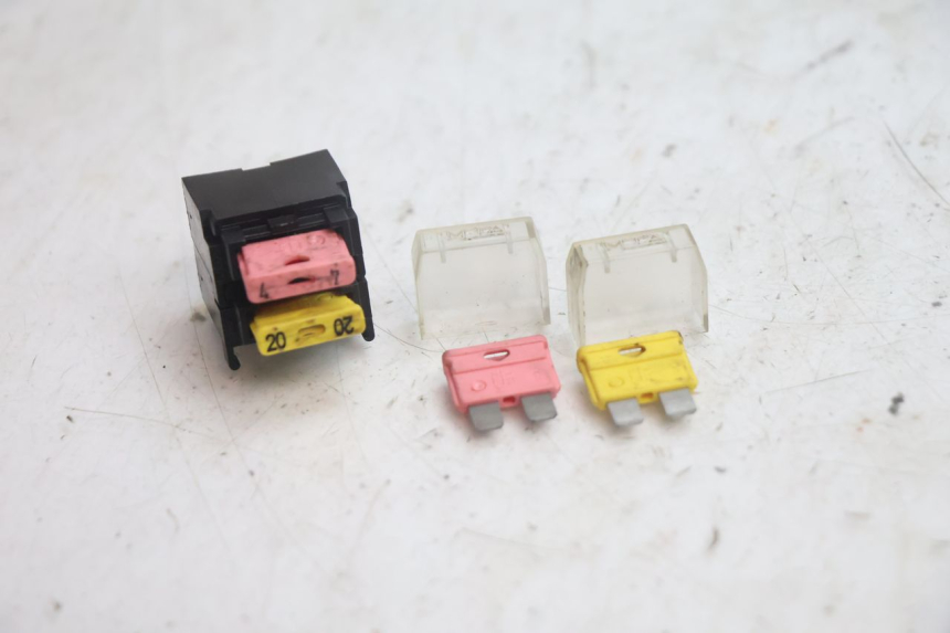 photo de PORTE FUSIBLE YAMAHA YP MAJESTY 125 (2002 - 2006) - Zoom état d’usage