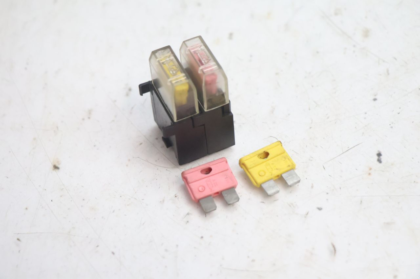photo de PORTE FUSIBLE YAMAHA YP MAJESTY 125 (2002 - 2006) - Gros plan technique