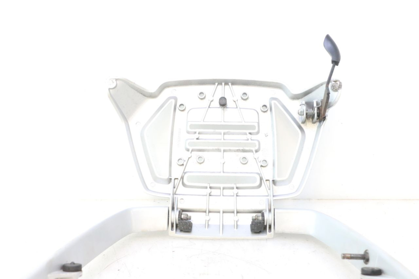 photo de PORTE PAQUET PEUGEOT SATELIS 125 (2013 - 2018) - Zoom état d’usage