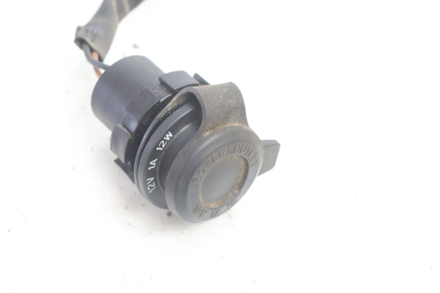 photo de PRISE ALLUME CIGARE YAMAHA N-MAX NMAX 125 (2021 - 2024) - Gros plan technique