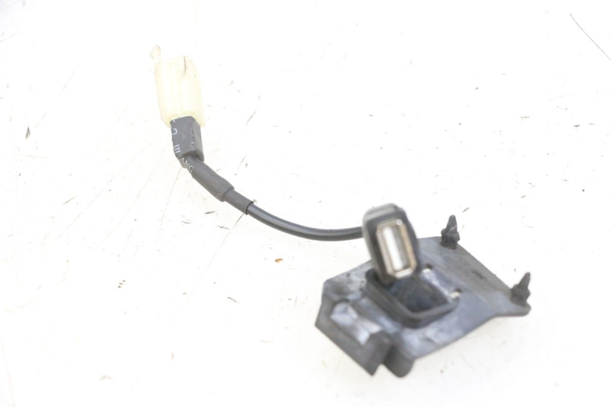 photo de PRISE ALLUME CIGARE PEUGEOT SPEEDFIGHT 4 4T EFI 50 (2021 - 2025) - Zoom état d’usage