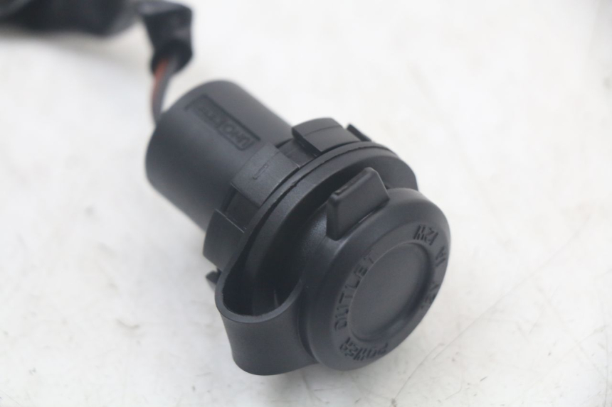 photo de PRISE ALLUME CIGARE YAMAHA XMAX X-MAX ABS 125 (2017 - 2020)