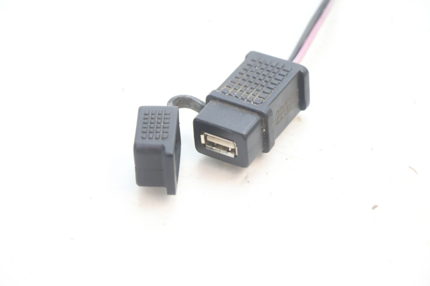 photo de PRISE USB PIAGGIO MP3 HPE 530 (2022 - 2026) - Détail de la pièce