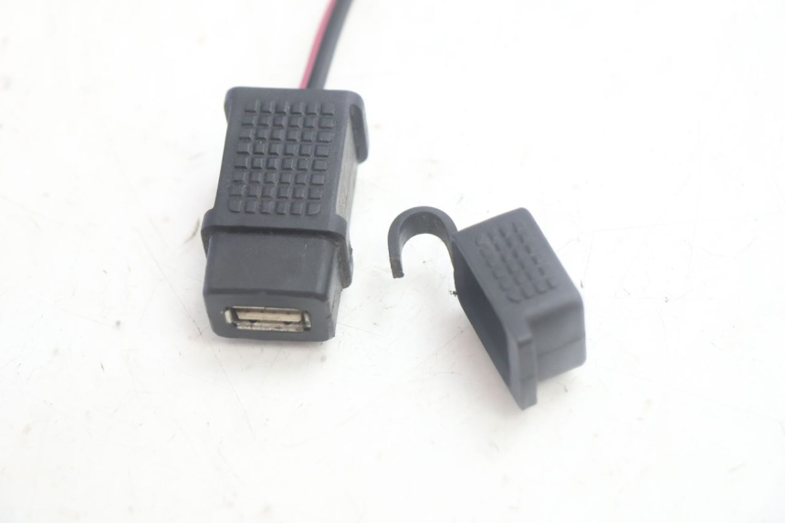 photo de PRISE USB PIAGGIO MP3 500 (2016 - 2018) - Vue d’ensemble
