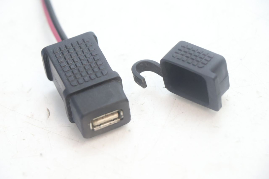 photo de PRISE USB PIAGGIO MP3 500 (2016 - 2018) - Points de fixation