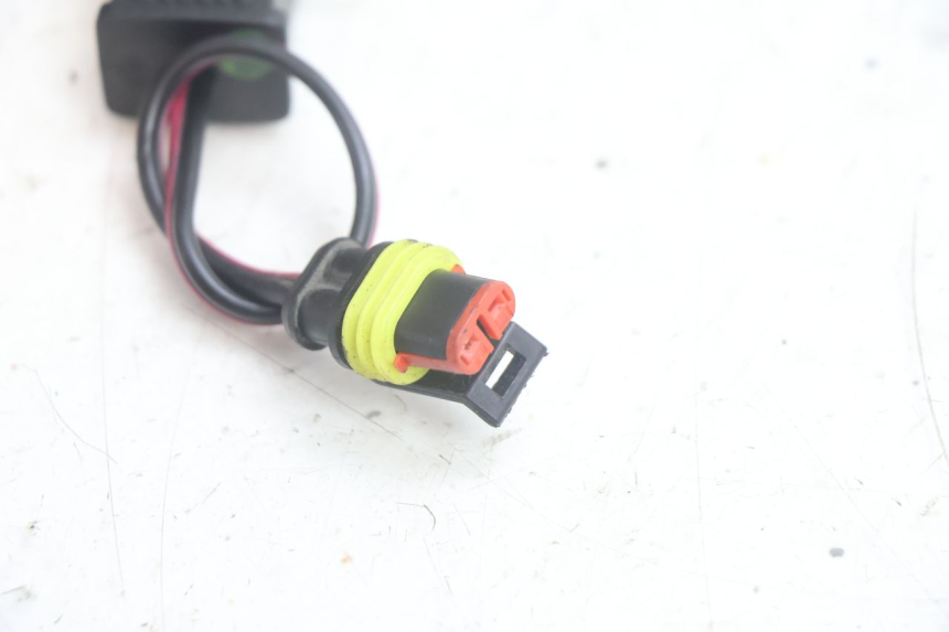photo de PRISE USB PIAGGIO NEW TYPHOON 50 (2018 - 2021) - Autre angle de vue