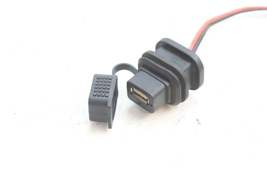 photo de PRISE USB PIAGGIO VESPA PRIMAVERA 2T 50 (2013 - 2018) - Détail de la pièce
