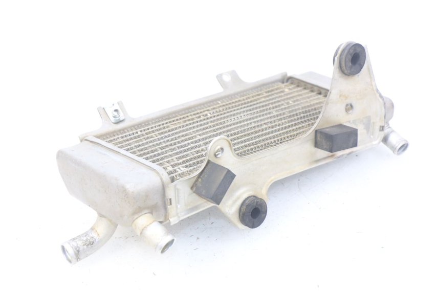 photo de RADIATEUR DROIT HONDA CRF 250 (2010 - 2013) - Gros plan technique