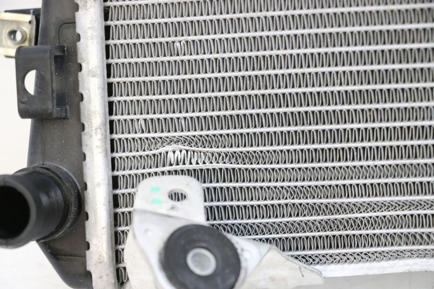 photo de RADIATEUR GAUCHE BMW R GS 1250 (2021 - 2024) - Gros plan technique