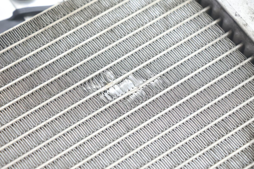 photo de RADIATEUR HONDA VFR FI RC46 800 (1998 - 2001) - Gros plan technique