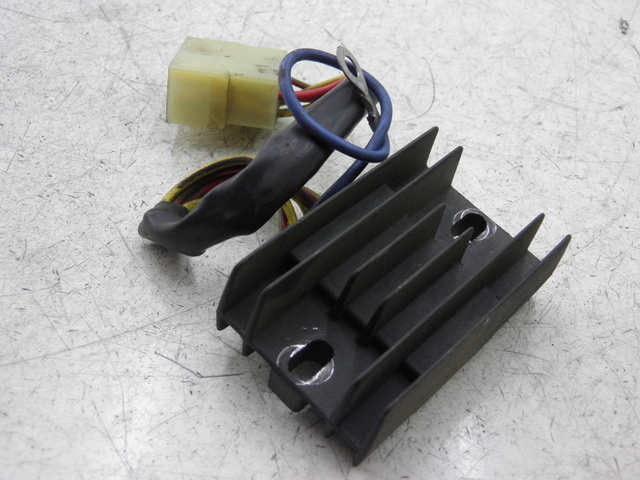 photo de REGULATEUR CHARGE APRILIA LEONARDO 125 (1999 - 2001)