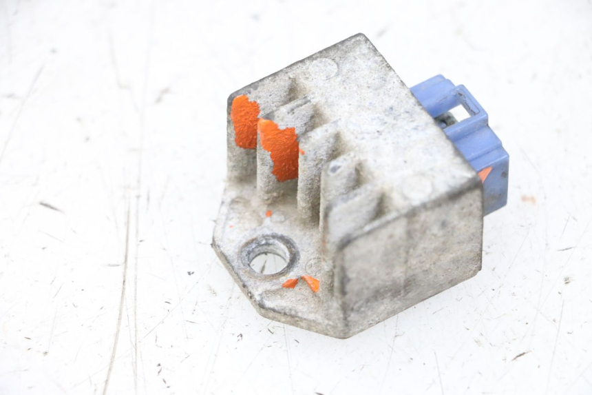 photo de REGULATEUR CHARGE MBK BOOSTER SPIRIT NAKED 50 (2004 - 2017) - Autre angle de vue